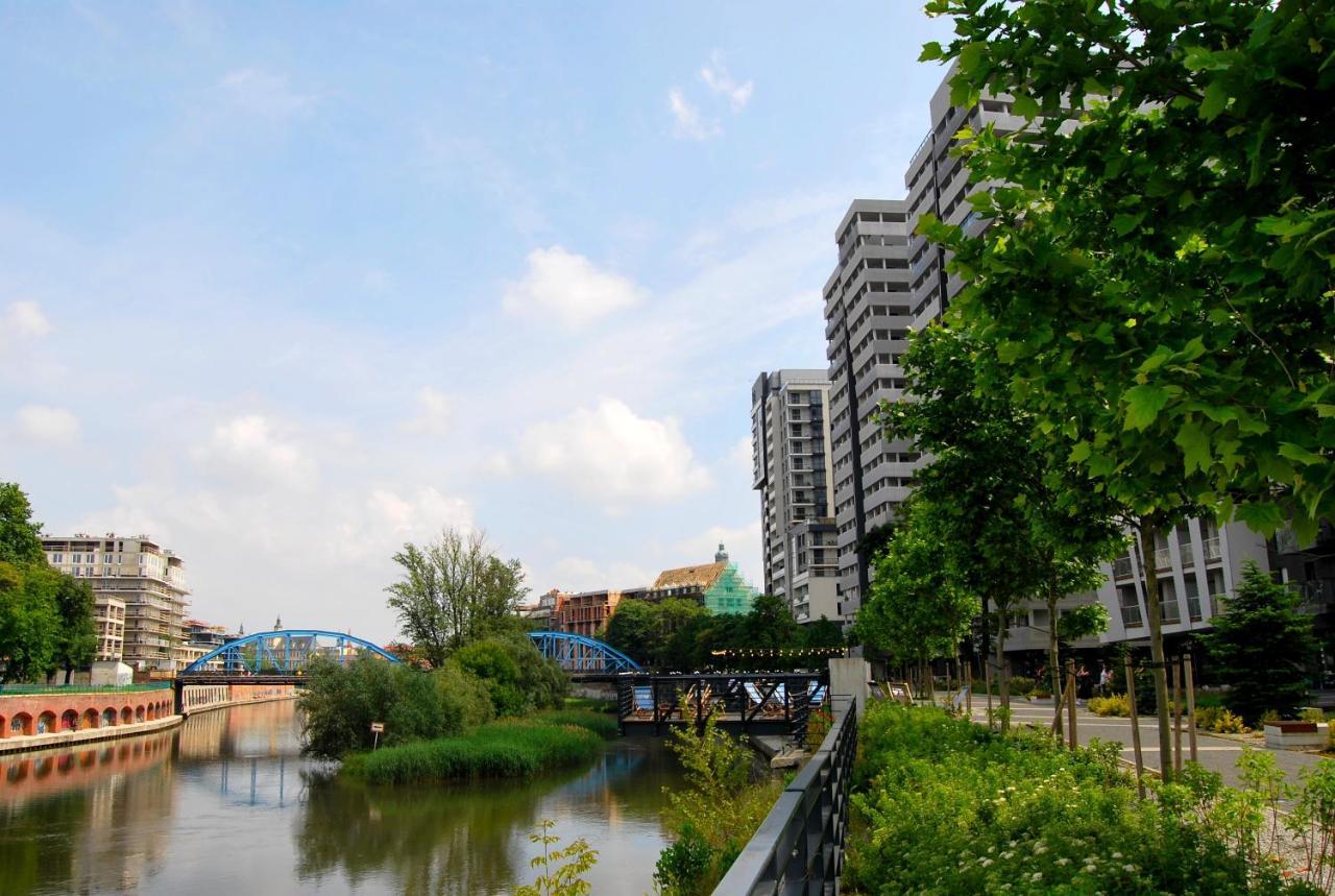 Apartment Two Towers Riverside: Old Town Rooftop Retreat *